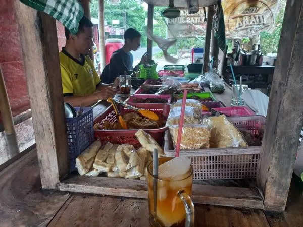 Angkringan Dede Gemez: Rasa yang Mengingatkan Pagi di Cilacap